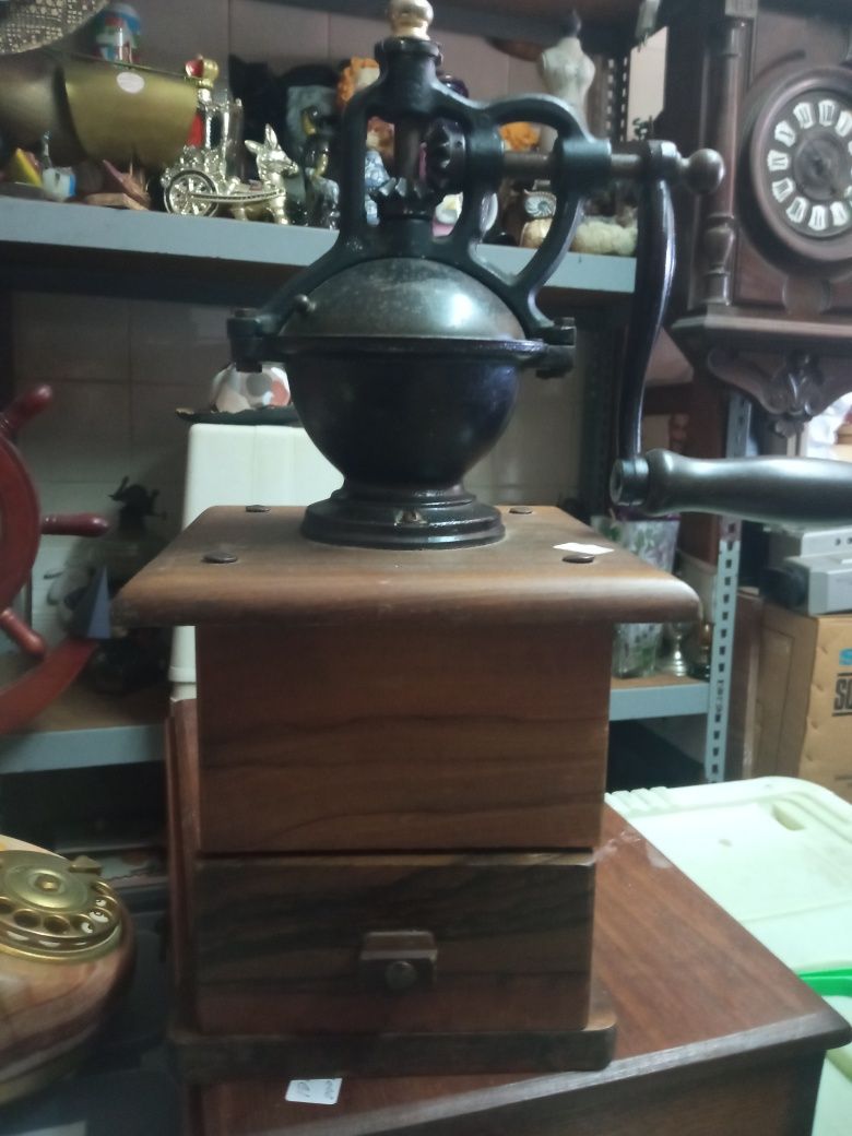 Moinhos de café, para uso ou decoração. todos funcionam. Preços divers