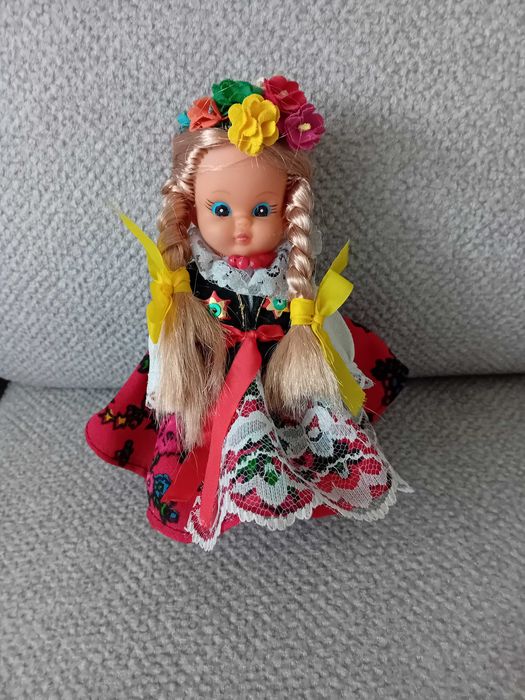 Lalka kolekcjonerska w ludowym stroju