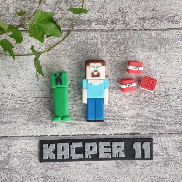 napis na tort czcionką MINECRAFT dekoracja cukrowa