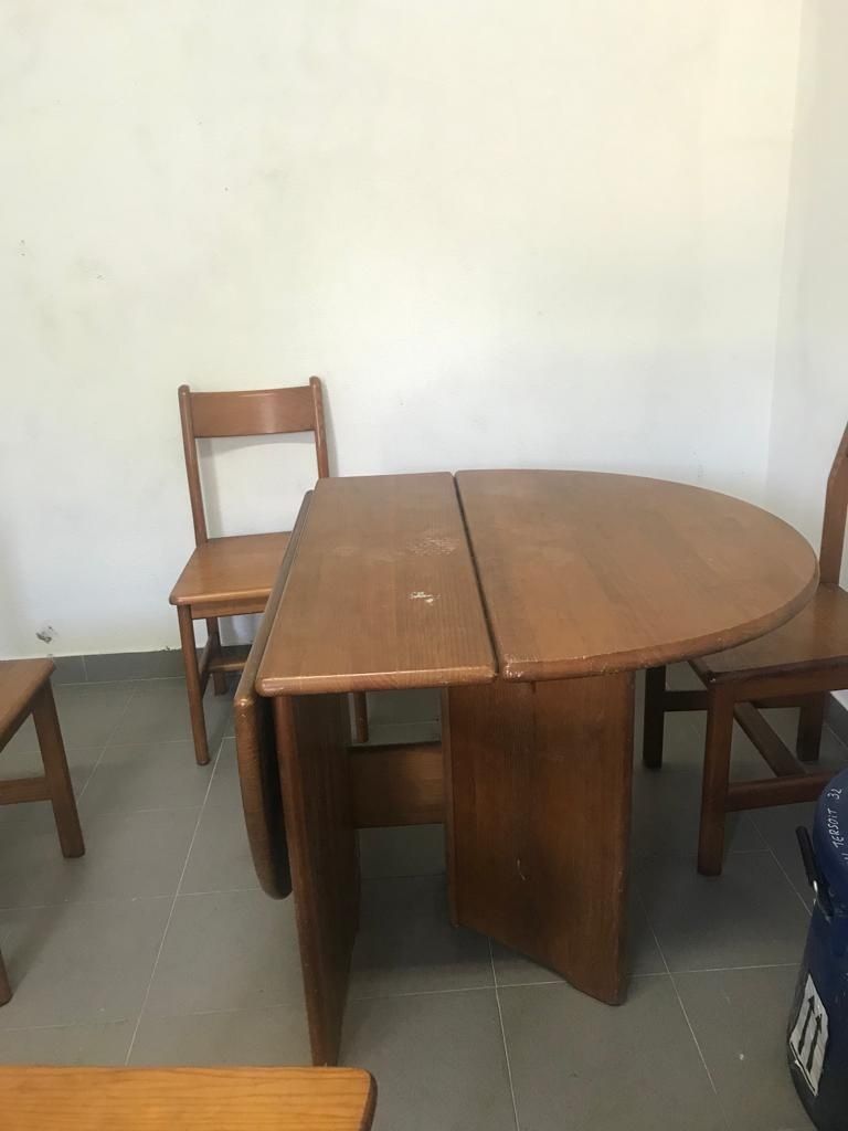 Conjunto mesa e cadeiras