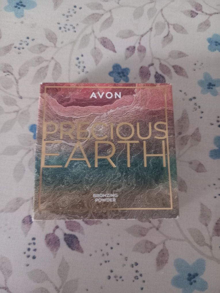 Nowy bronzer firmy Avon