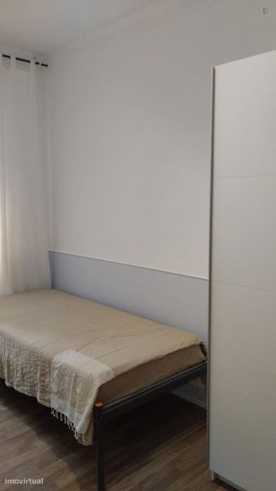 648853 - Quarto com cama de solteiro em...