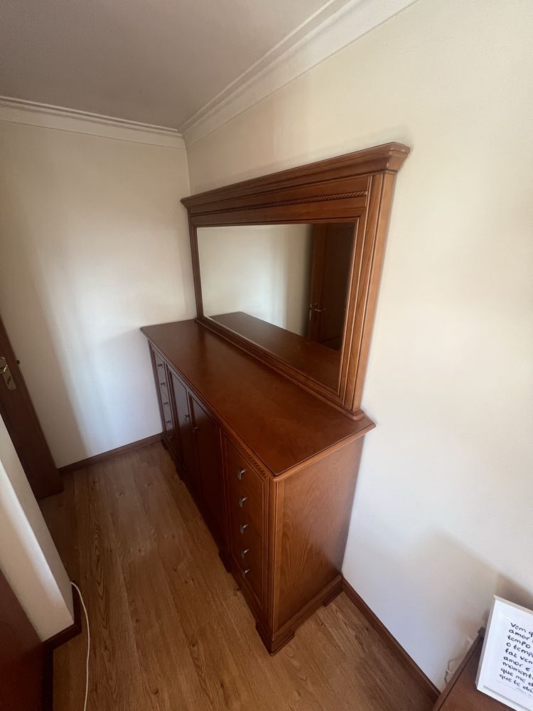 Móvel aparador de quarto com espelho