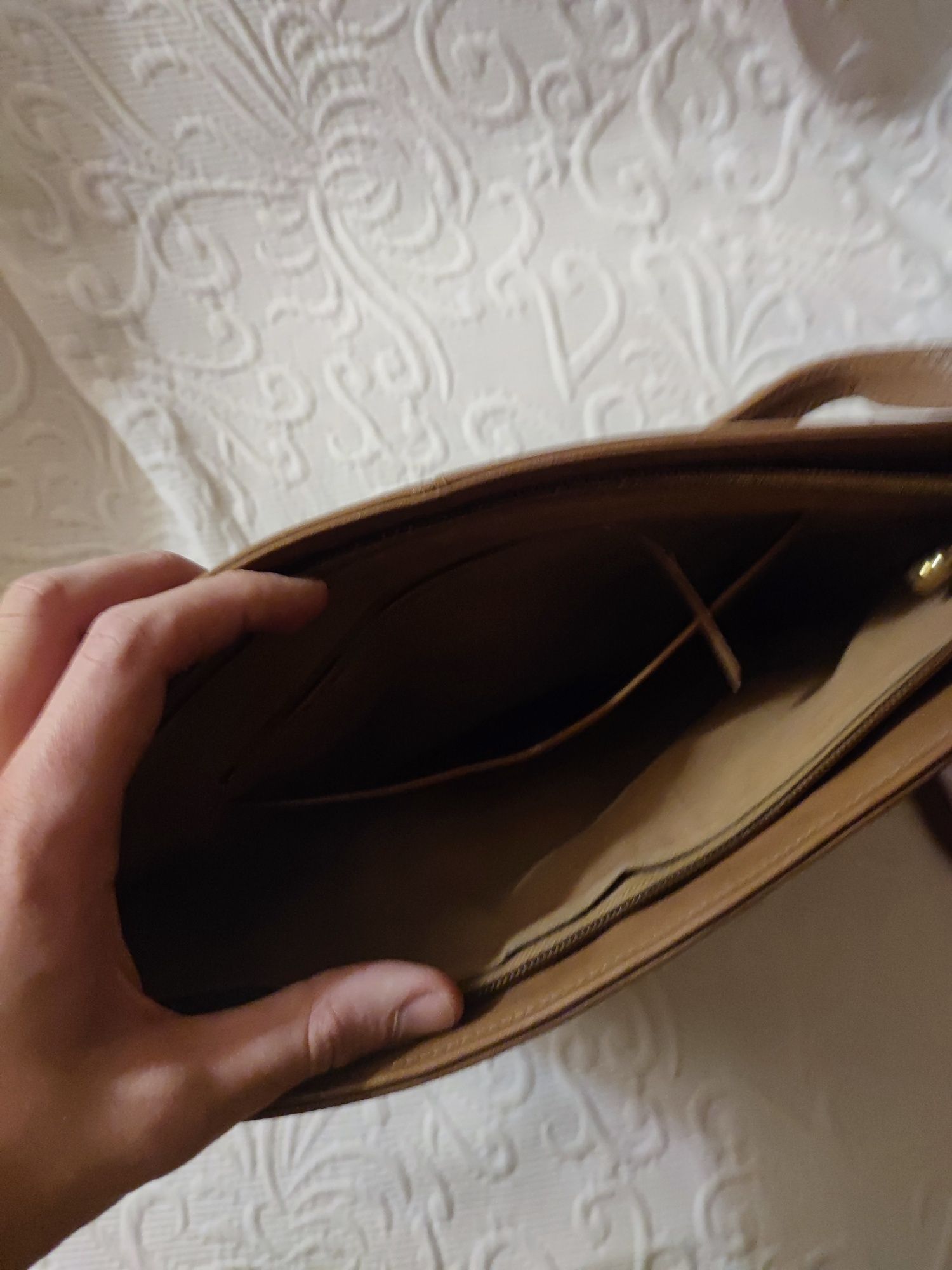 Pequena bolsa bege de senhora