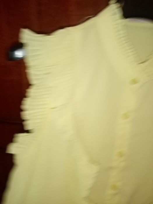 Blusa amarela com folhos