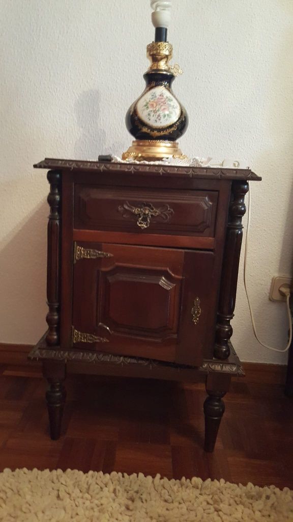 Cama de casal e 2 mesas cabeceira