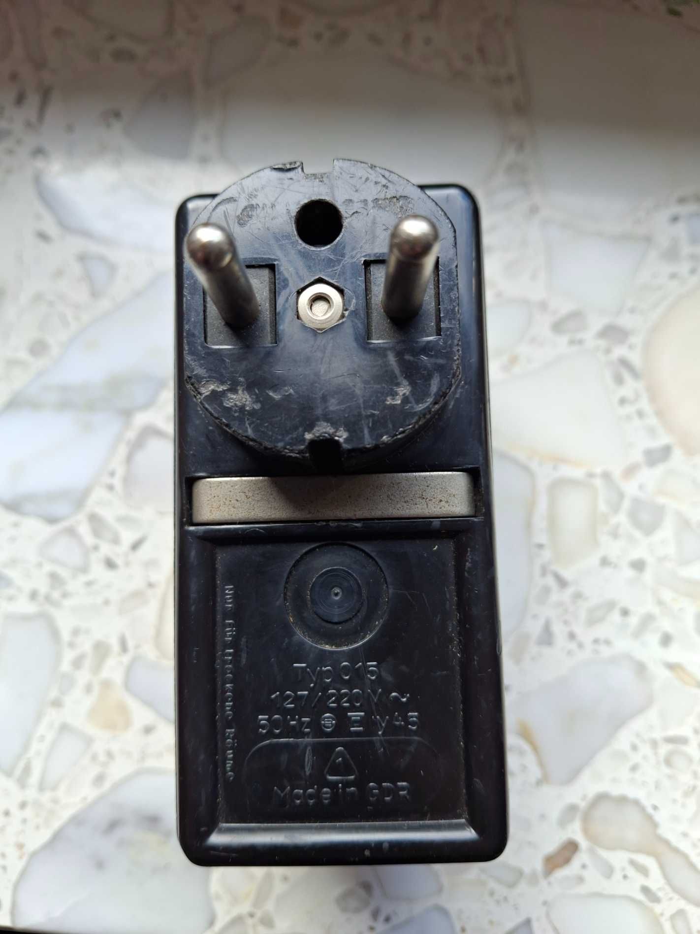 Zasilacz niemiecki typ 015 127/220V / 6,0V 0,7A