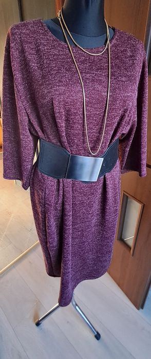 Elegancka prosta sukienka burgund z odrobiną mieniacej nitki