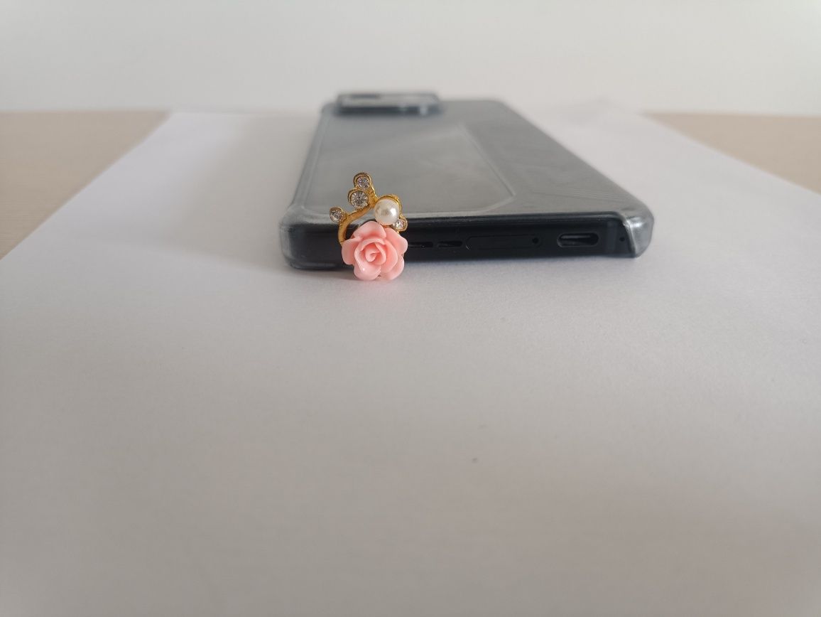 Wtyczka do telefonu w kształcie róży. Zestaw 2 sztuki