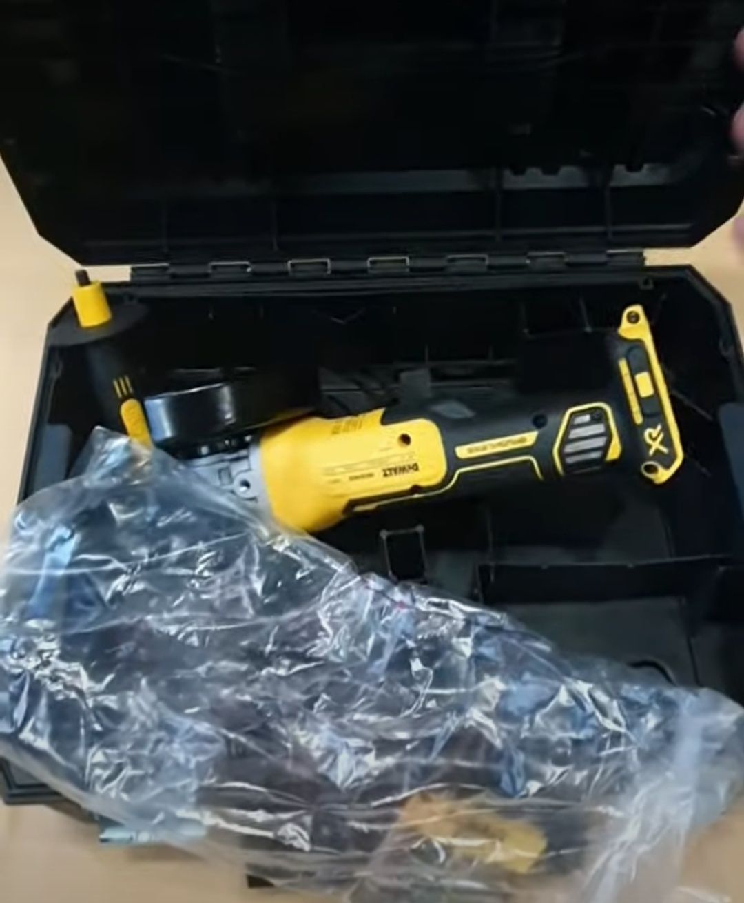 УШМ аккумуляторная бесщёточная DeWALT DCG405NT в кейсе