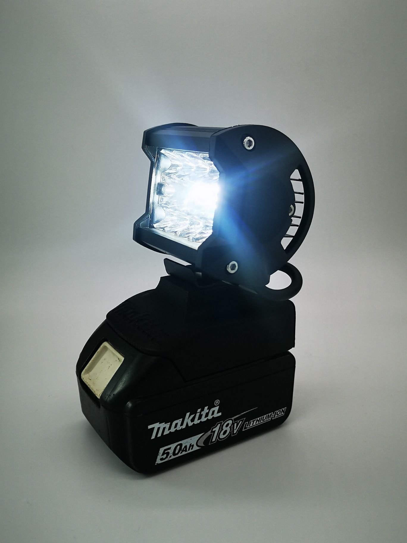 Makita Lxt 18v  lampa led z adapterem do akumulatorów zabezpiecze