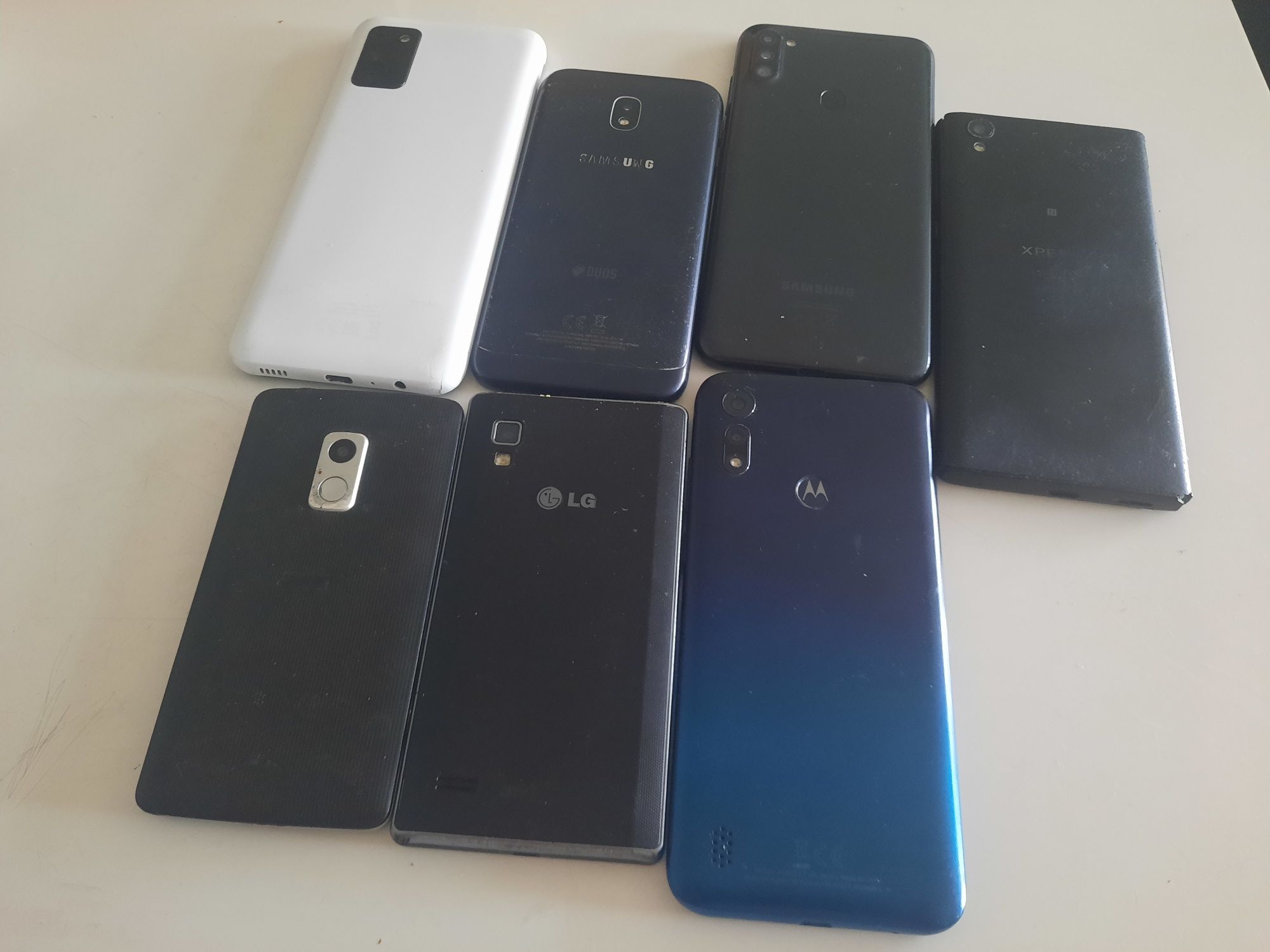 Sprzedam siedem telefonów. Uszkodzone wyświetlacze