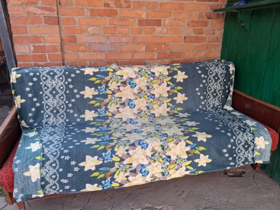 Продам диван книжка в робочому стані. Розміри 180см*120см в розкладен.