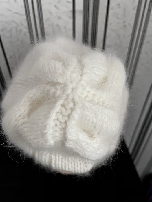 Шапка женская из итальянской ангоры, белая, ручная работа