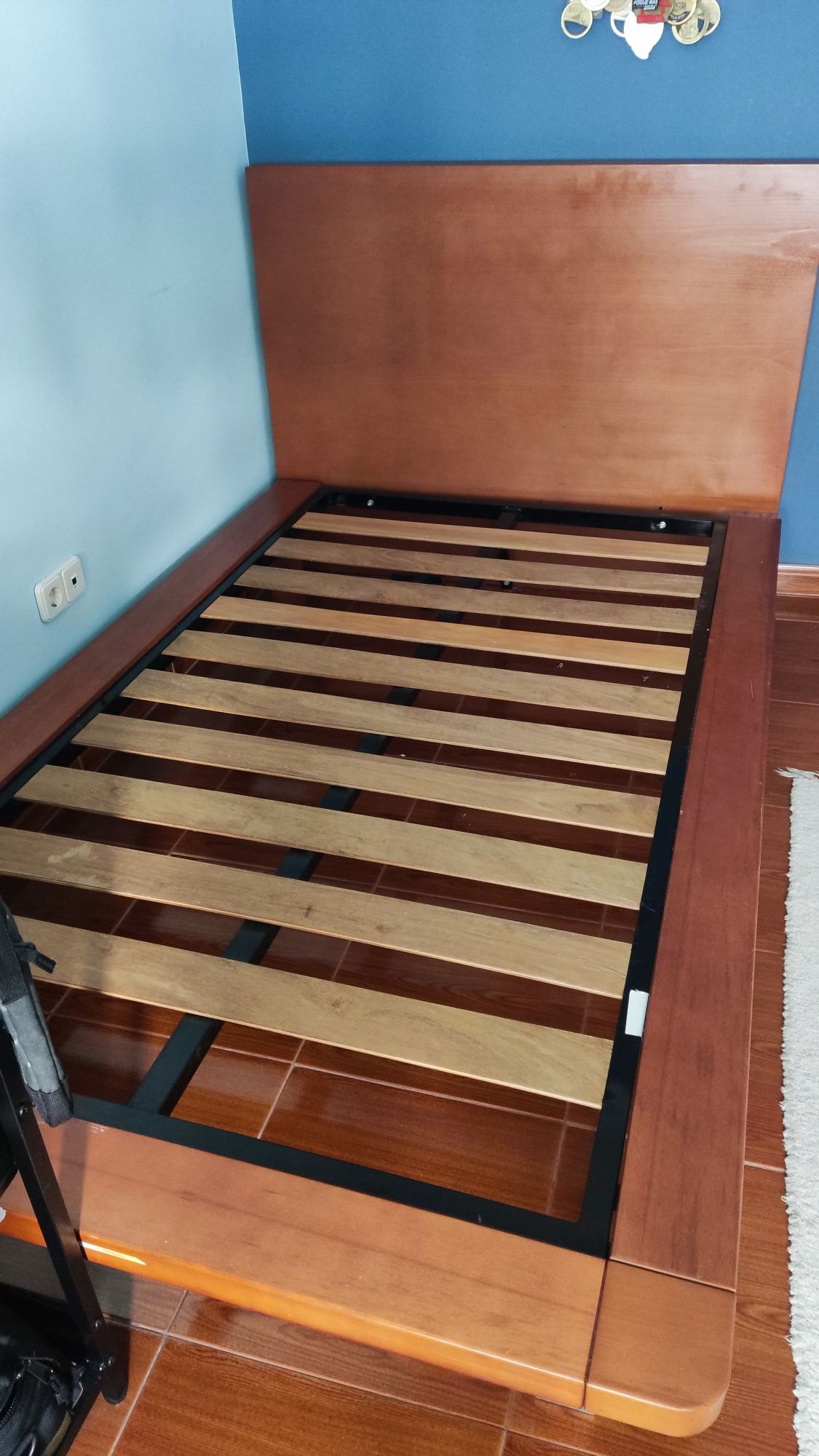 Vendo cama solteiro madeira maciça. Ótimo estado ofereço colchão