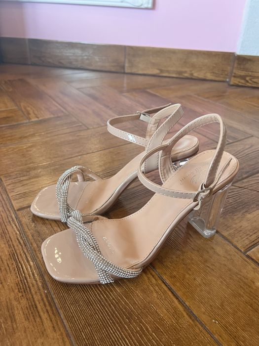 Szpilki na słupku transparentne warkocz Renee r. 37