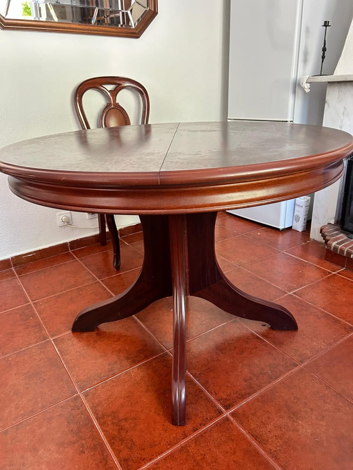Conjunto Mesa de Jantar Extensível em Mogno com 5 Cadeiras em Couro