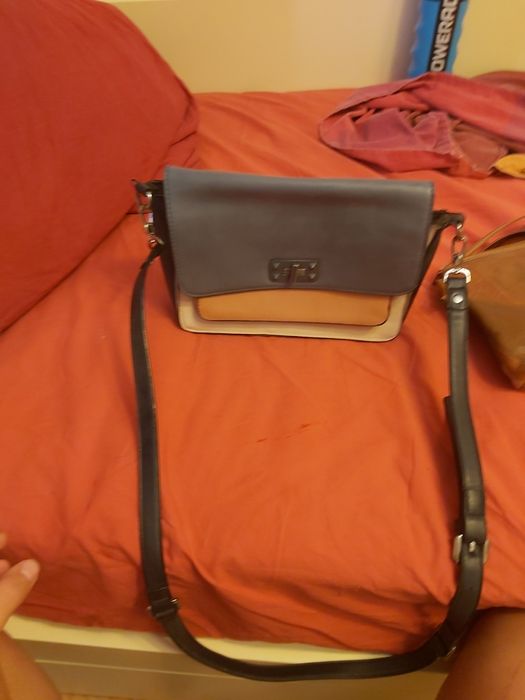 3 malas a primeira custa 15 as outras duas são de pele custão 20