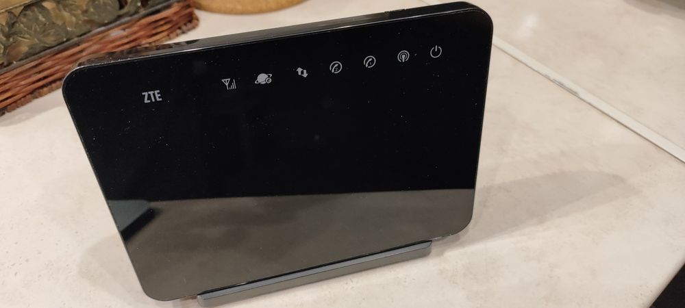 Router WiFi Lte 4G gniazdo SIM  -  Zyxel MF28D