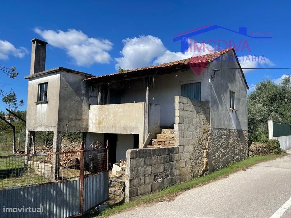 Casa T2 para reconstrução com terreno