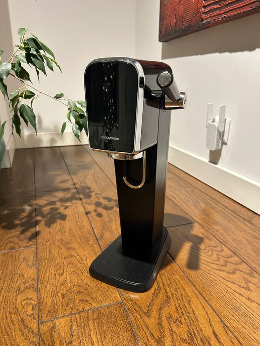 Satuator Sodastream Art czarny z nabojem co2 i butelką.