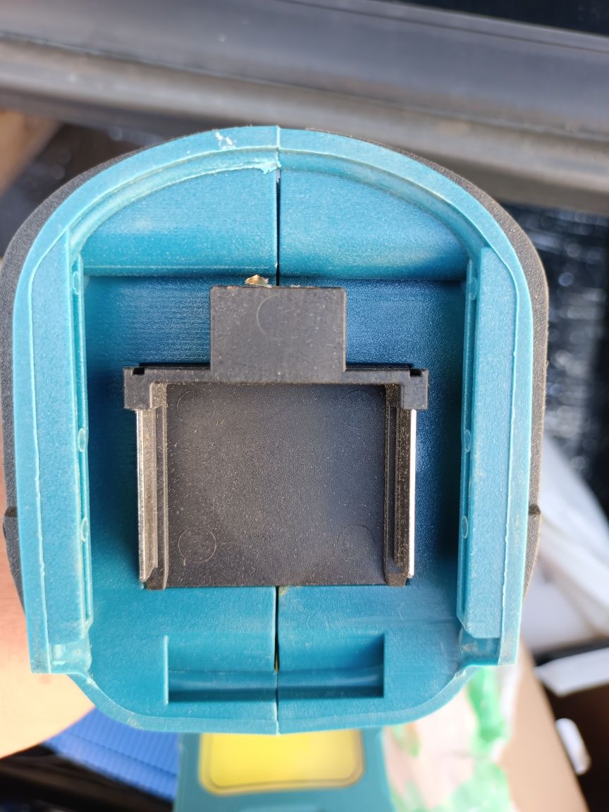 Carregador de bateria Makita.