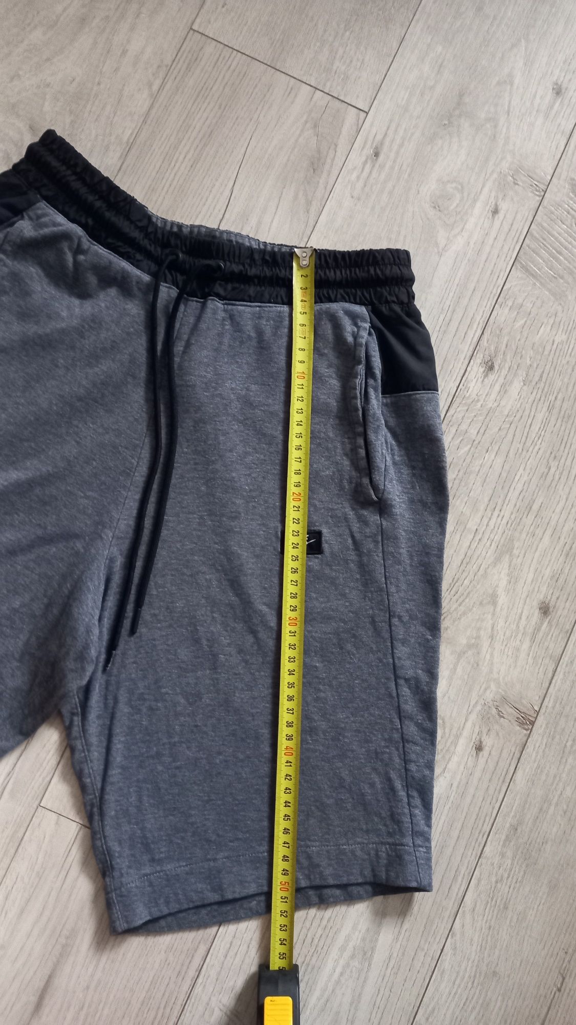 Продам шорты Nike.