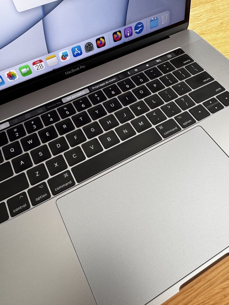 Piękny Macbook Pro 15 cali i7 16GB 1TB SSD Radeon Pro