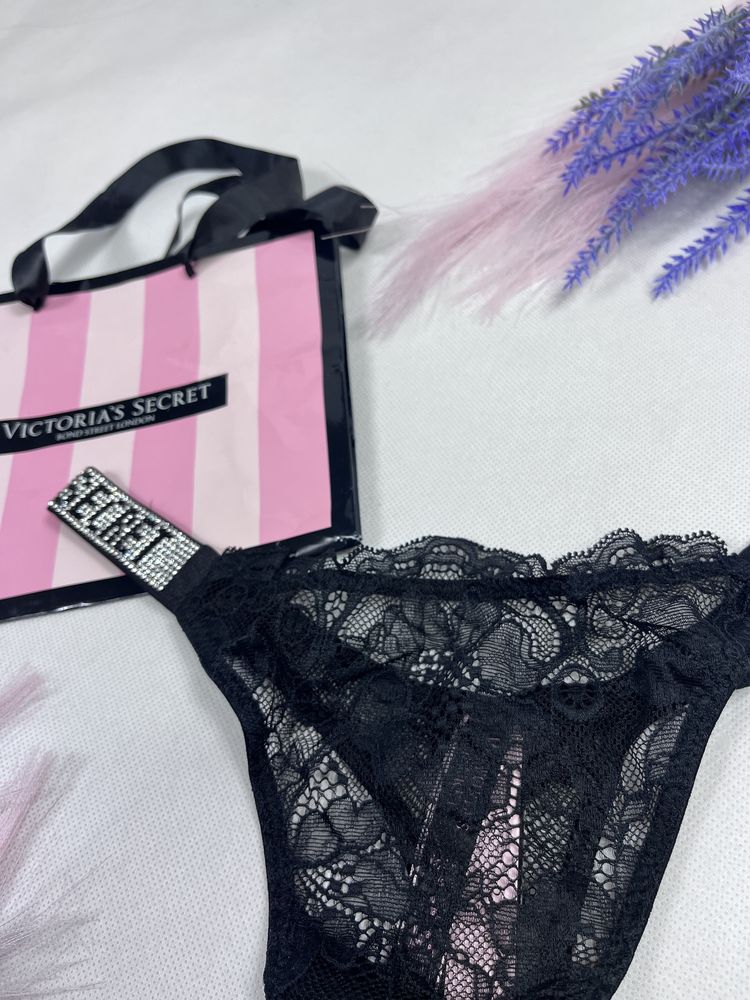Czarne koronkowe majtki stringi z kryształkami Victoria’s Secret S