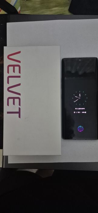 Телефон LG Velvet
