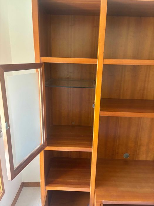 Móvel de sala em madeira de cerejeira com vitrinas de vidro