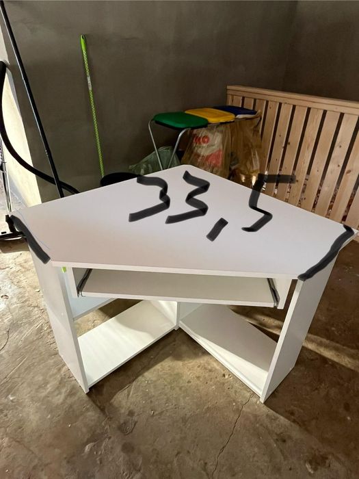 Białe biurko narożne