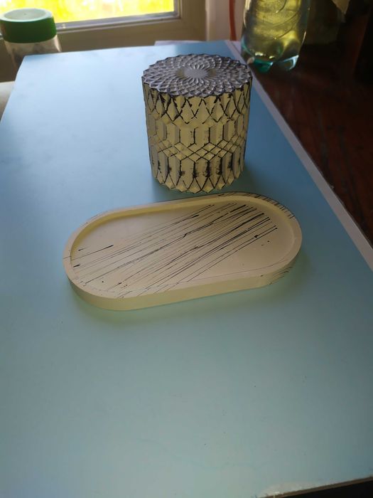 ємність з кришкою