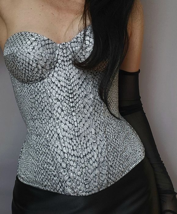 Корсет змія з гарною утяжкою