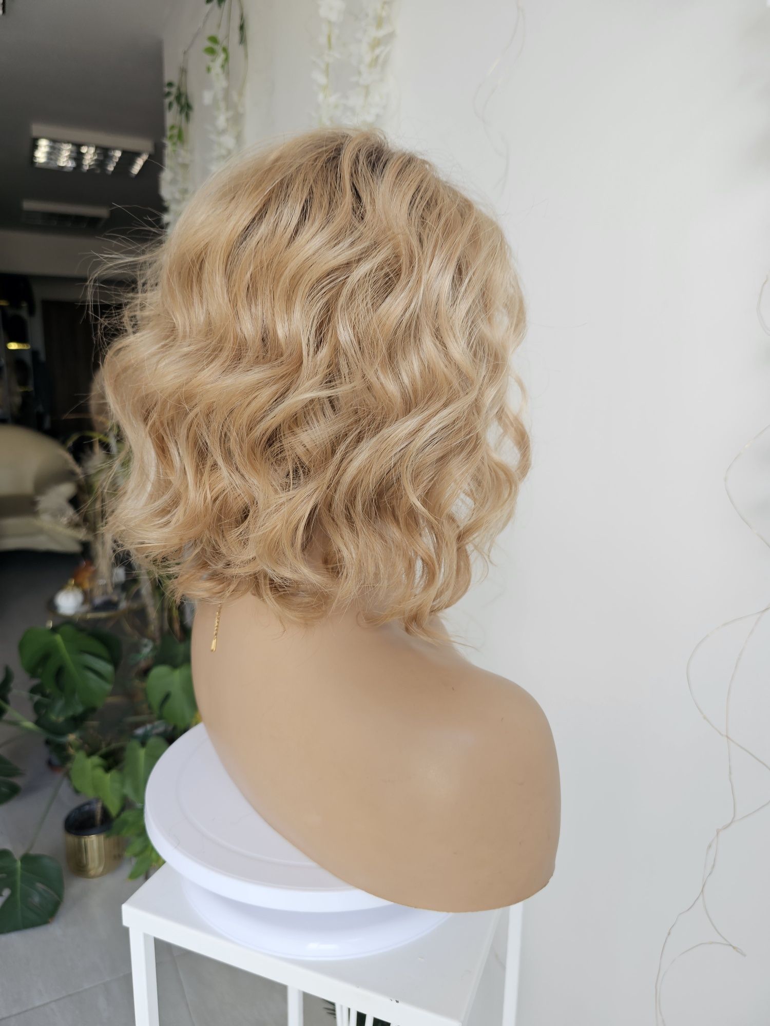 Peruka piaskowy blond Giselle naturalne fale loki