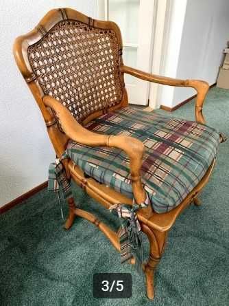 Piękny drewniano ratanowy fotel z siedziskiem z kratkę.
