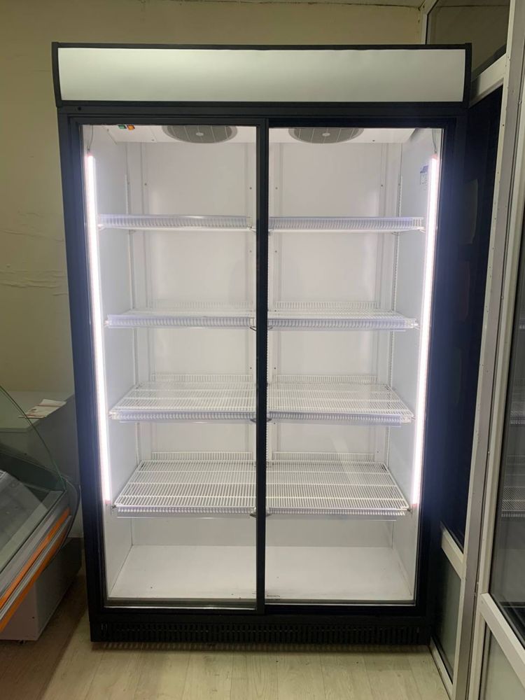 Срочно продам Холодильная витрина тороговое оборудование.