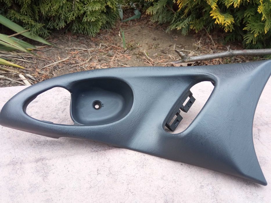 Накладка пластикова над внутрішньою ручкою передніх дверей Фокус Мк1