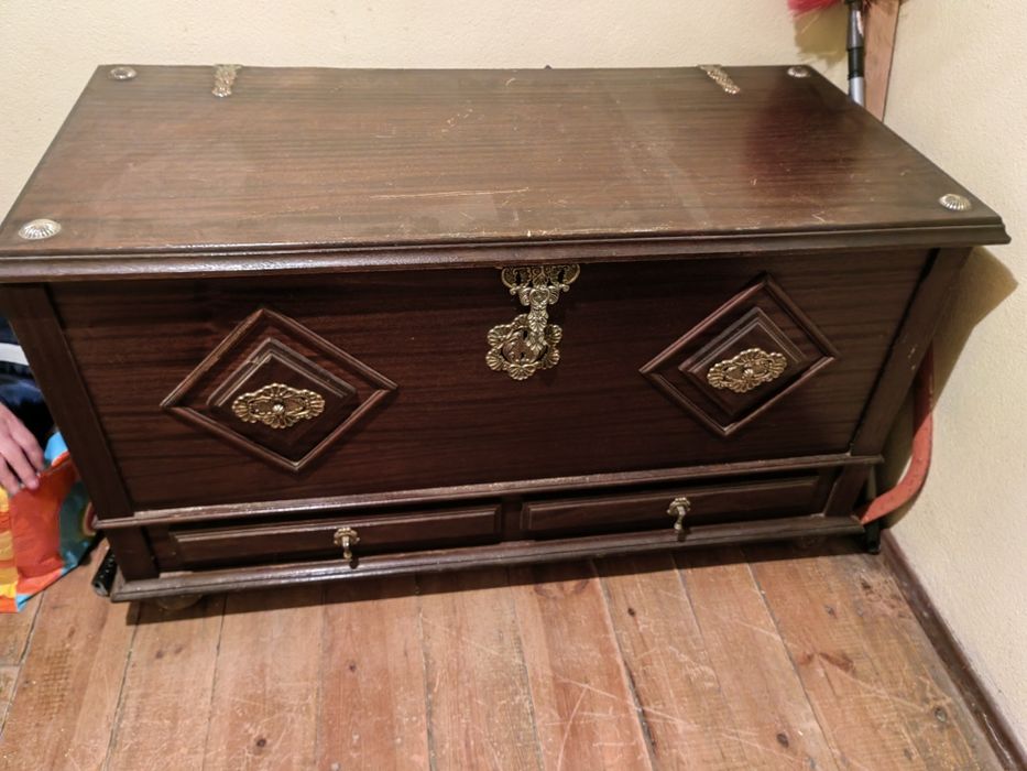 Arca antiga para arrumações