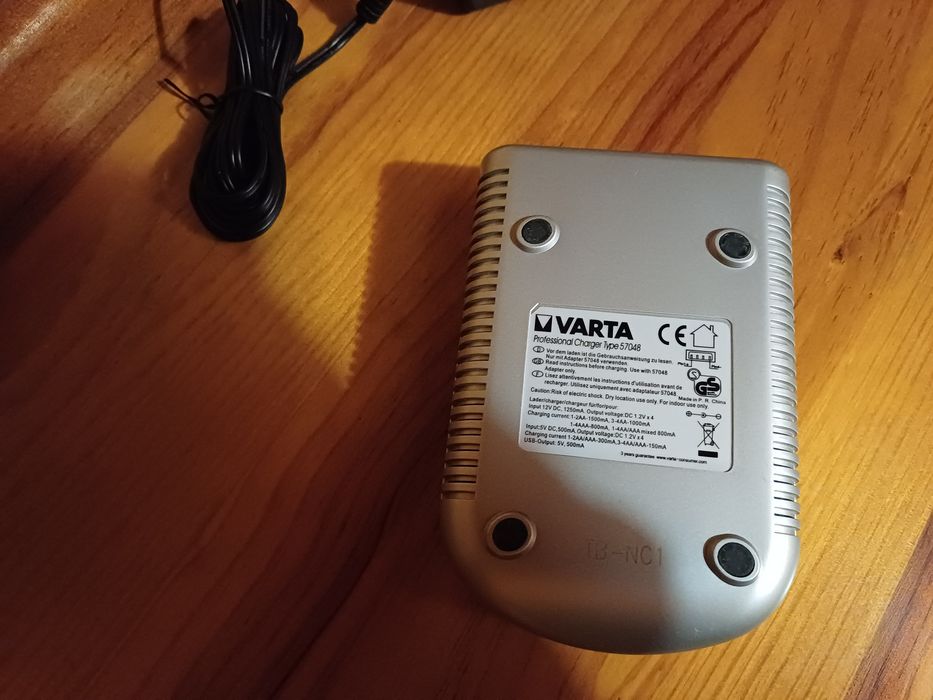 Carregador de Pilhas recarregáveis Varta 4 Slots AA / AAA