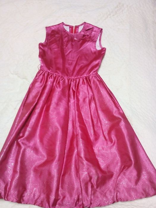 ярко розовое платье