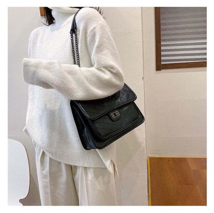 Сумка з ланцюжком через плече