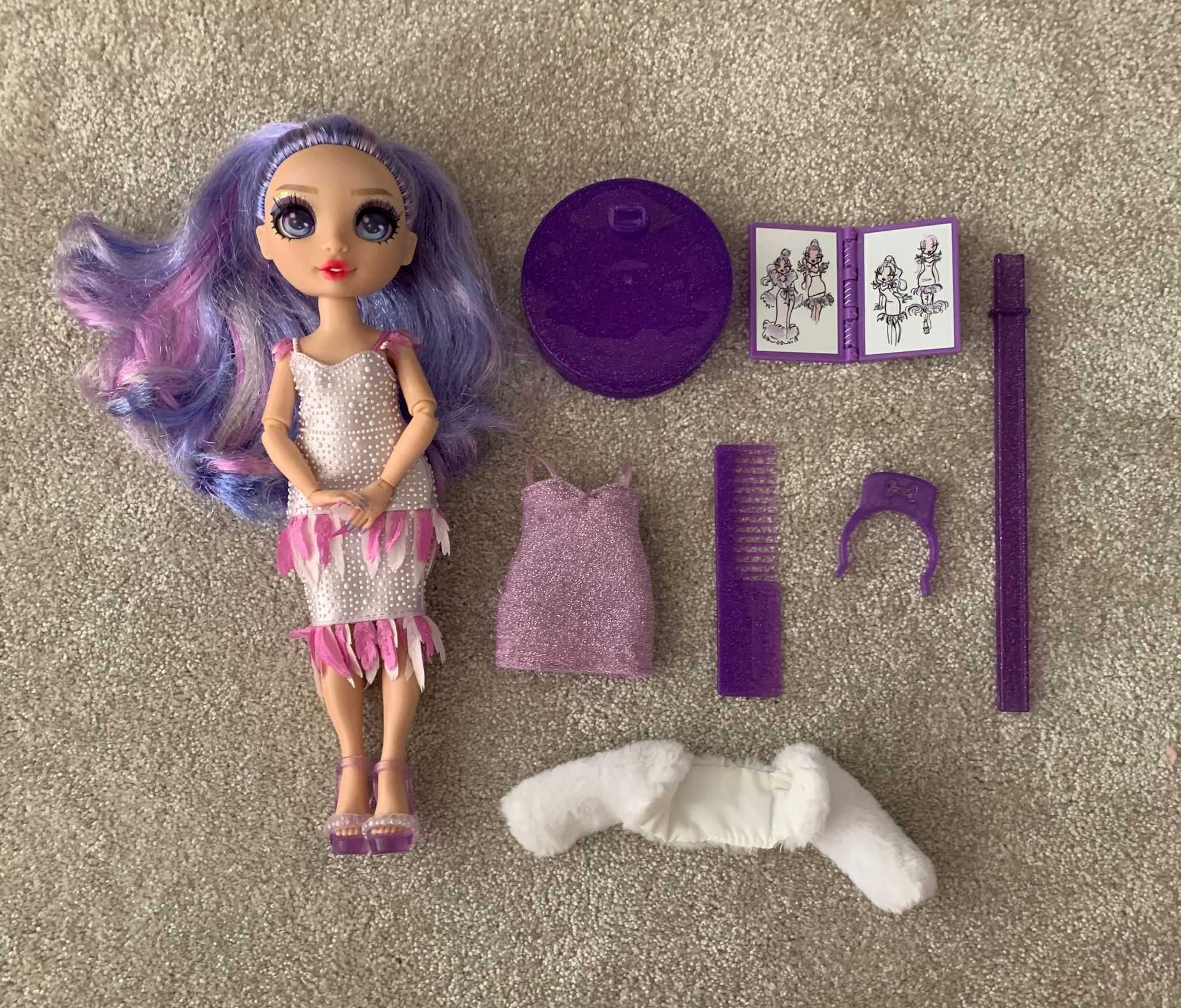 Bonecas Rainbow High Violet e Monster High Draculaura