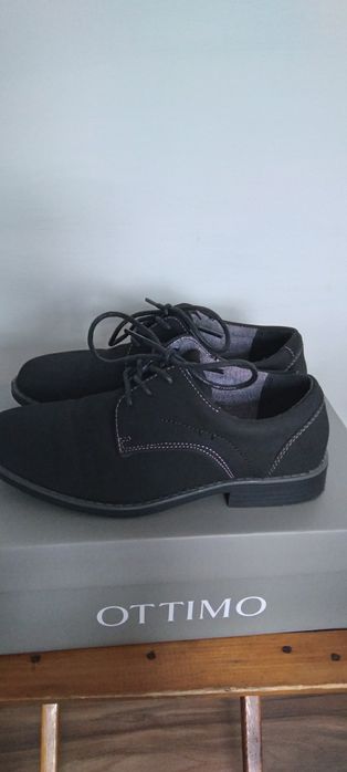 Eleganckie buty dla chłopca.
