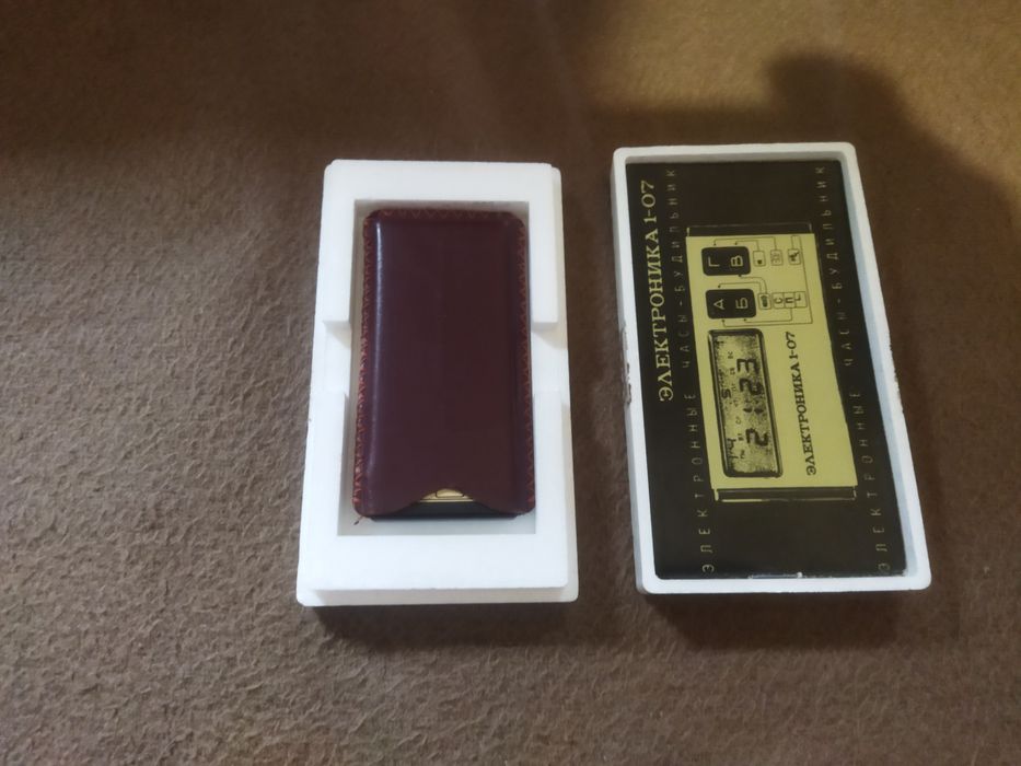 Продам настольные часы электроника 1-07