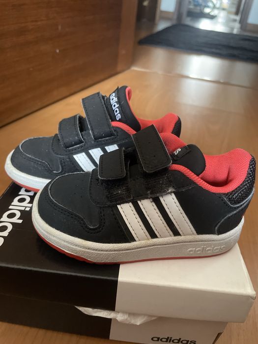 Sapatilhas de crianca