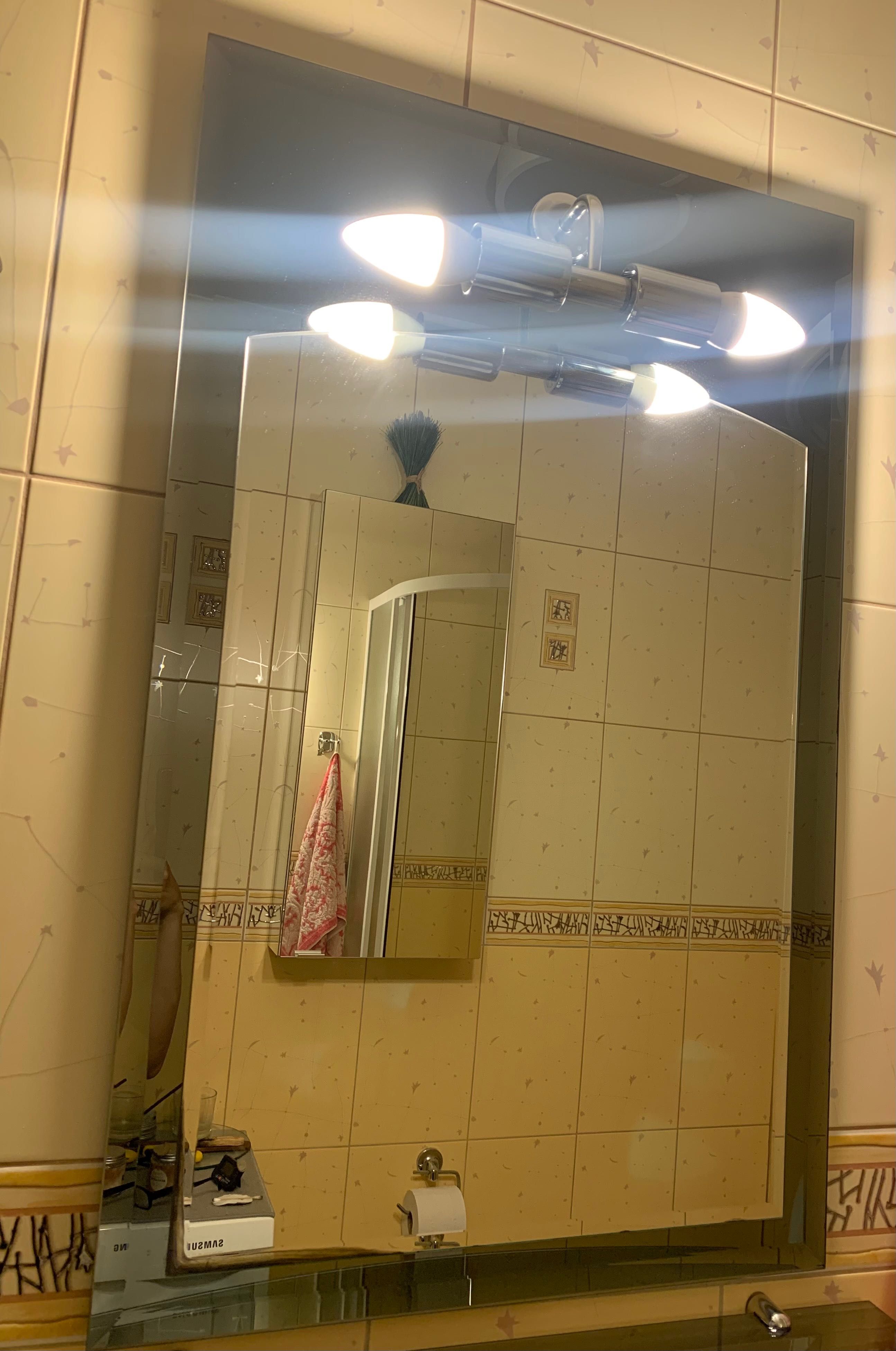 Lustro z górnym oświetleniem