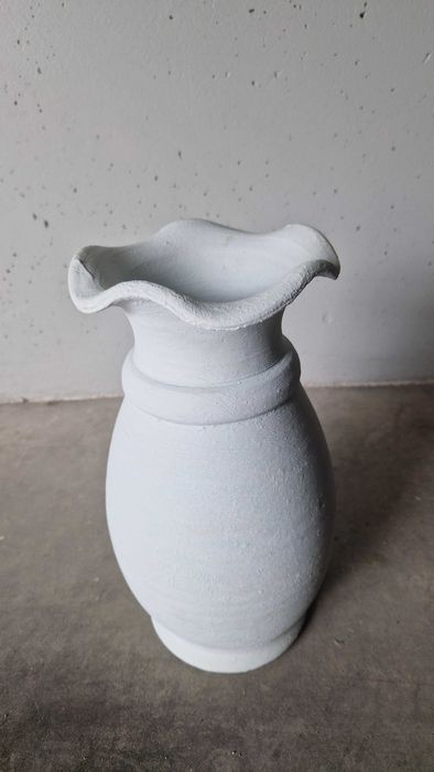 Jarra branca de cerâmica