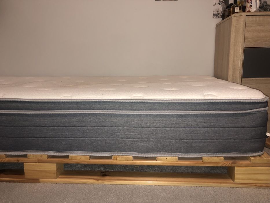 Rama łóżka stelaż z palet z litego drewna sosnowego