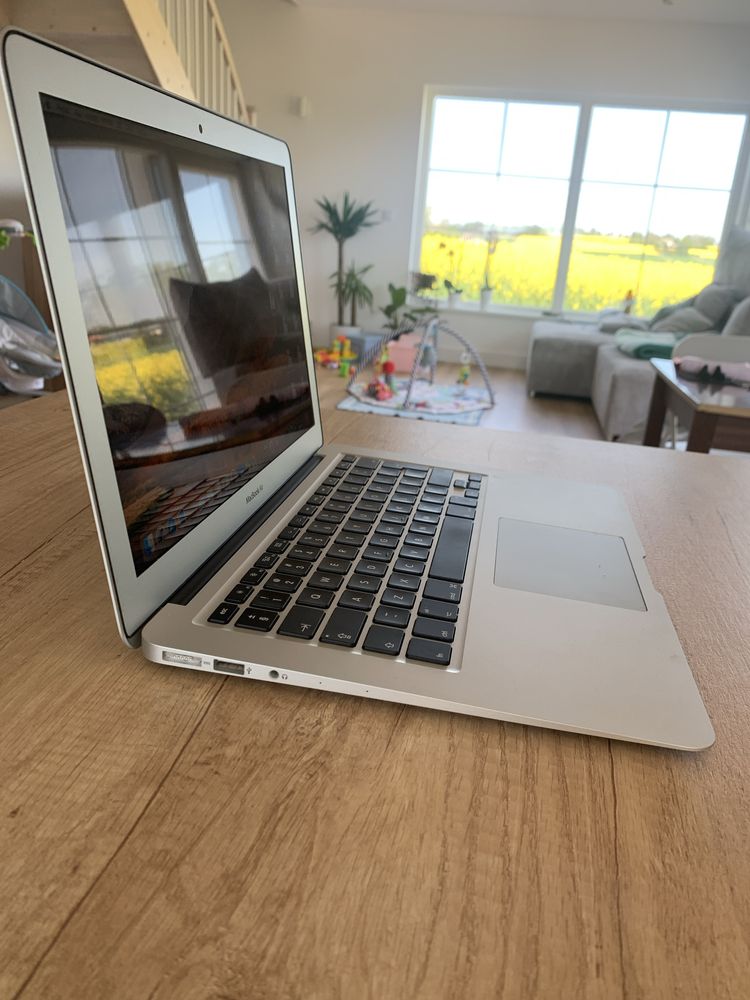MacBook Air jak nowy, używany pół roku.